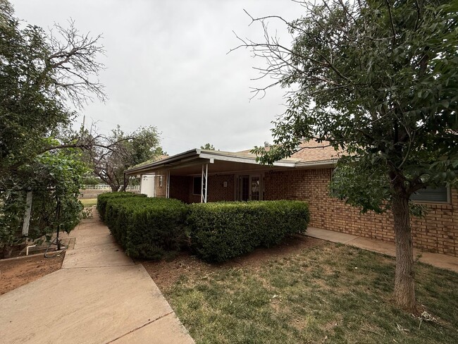 Building Photo - 3 Bed 3 Bath spacious home, with extra craft room, Lovely Backyard