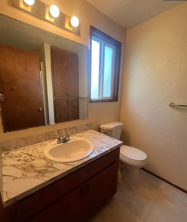 Building Photo - Spacious 3 Bedroom Home with Fenced Yard & Oversized Garage in Eugene
