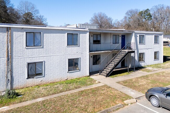 Building Photo - Spacious, affordable two bedroom townhouse just minutes from shopping and dining in Gastonia!