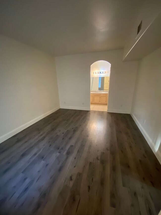Building Photo - AMERICANA Property Mgmt - 1 Bedroom Condo ...
