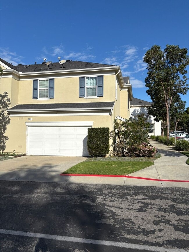 Building Photo - Spacious Townhome in Ventura!