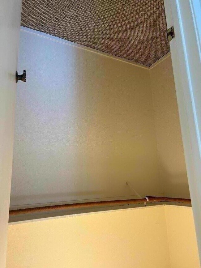 Building Photo - 10 Pyrola Ln