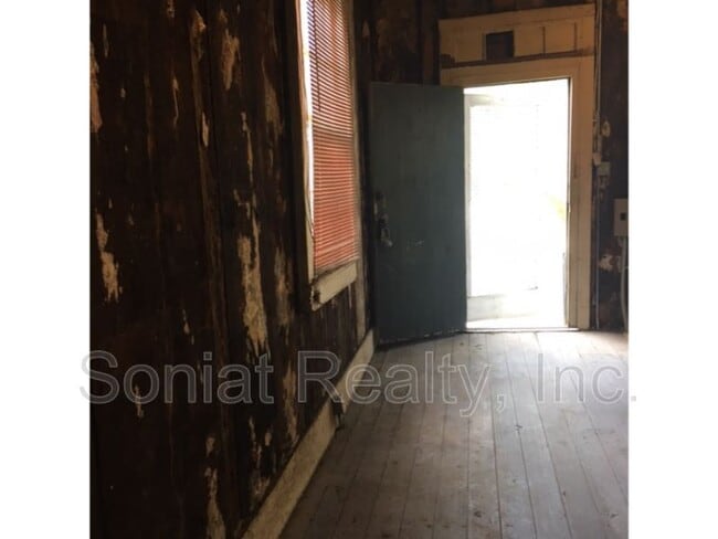 Building Photo - 1023 Clouet St