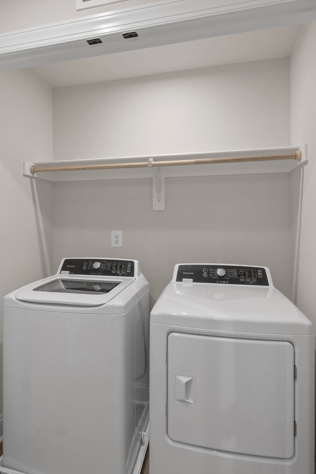 Full Size Laundry - 2423 Anlee Rd