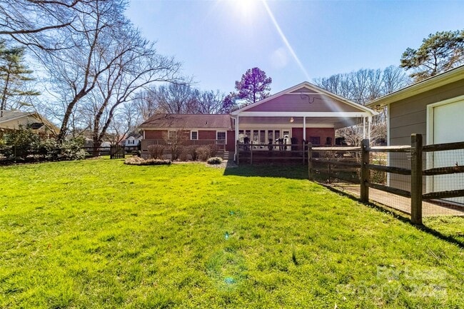 Building Photo - 6618 Castlegate Dr