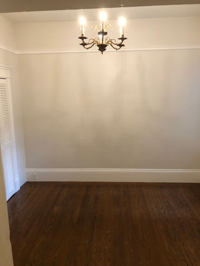 Building Photo - Big flat w/high ceilings, hardwood floors,...