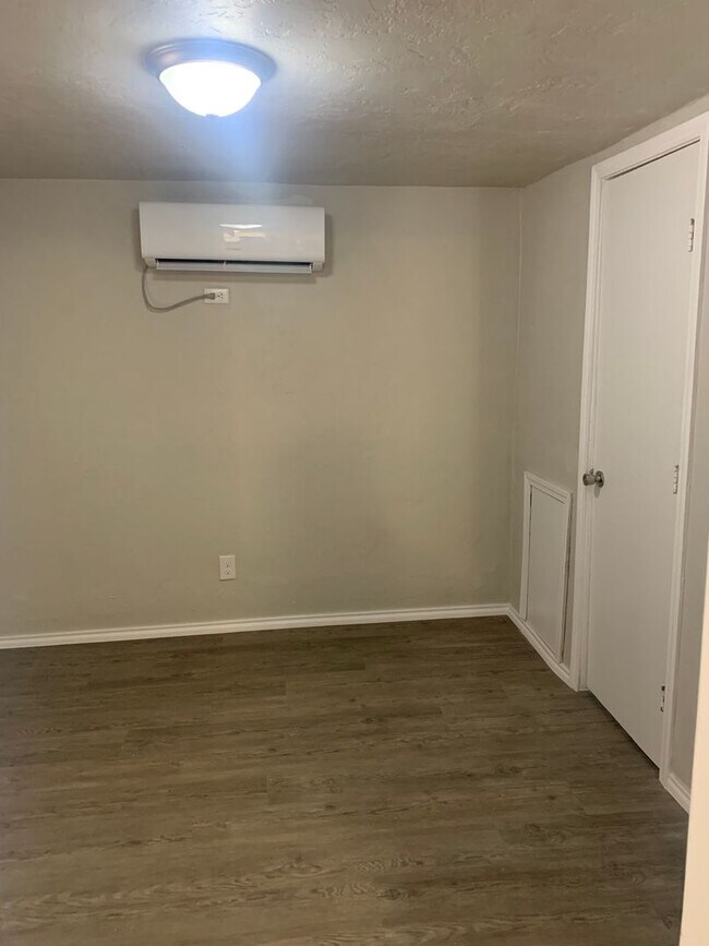 Building Photo - Studio Apartment in Jefferson Park