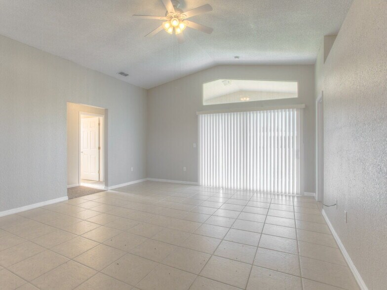 Building Photo - 4944 Palm View Dr N