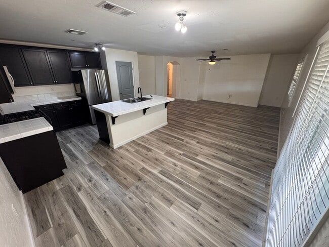 Building Photo - Lovely Home for rent in Hanford,Ca