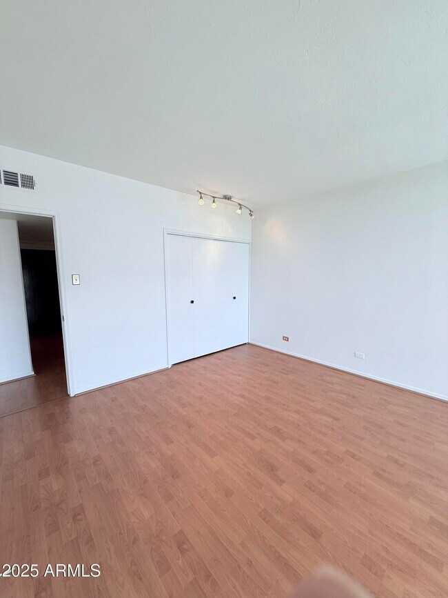 Building Photo - 207 W Clarendon Ave