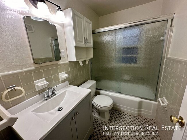 Building Photo - Renovated 1 Bed/1Bath Overland Duplex Apt ...