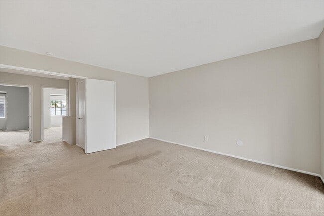 Building Photo - Spacious 3-Bedroom Townhome in Orangethorp...
