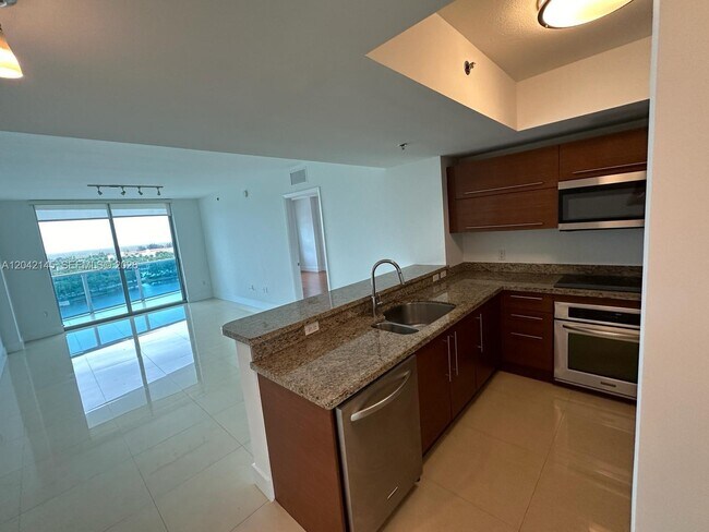 Building Photo - 2641 N Flamingo Rd