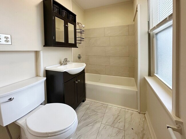 Building Photo - 143 Arlington St