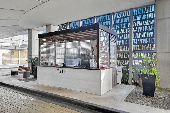 Building Photo - 5925 Almeda Rd