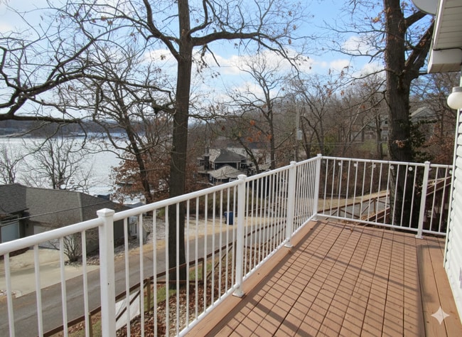 Building Photo - 4 bedroom lake view home