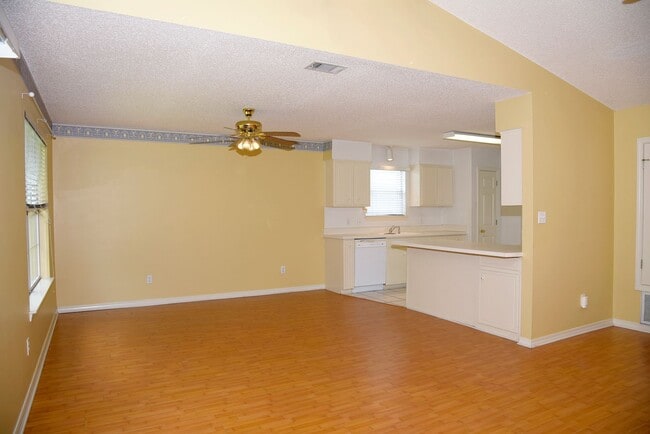 Building Photo - Central 3 Bedroom in Niceville!