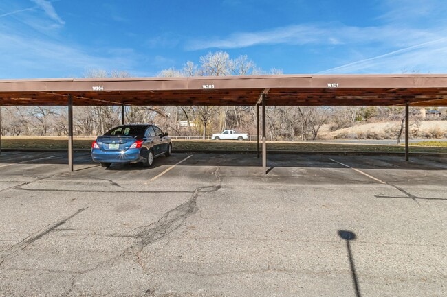 Building Photo - Bright & Spacious 1BD/1BA Top-Floor Unit with Stunning Views!