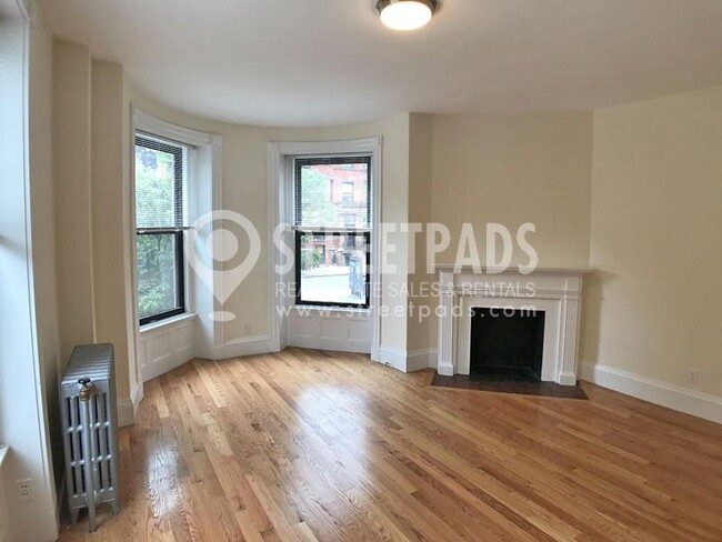 Building Photo - bedroom in Boston MA 02115