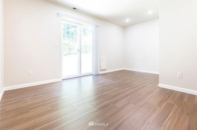 Building Photo - Spacious 3-Bedroom Home Near Horseshoe Lake