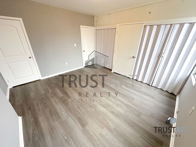 Building Photo - 330 N 53rd St