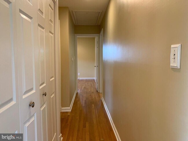 Building Photo - 1334 Mayflower Dr