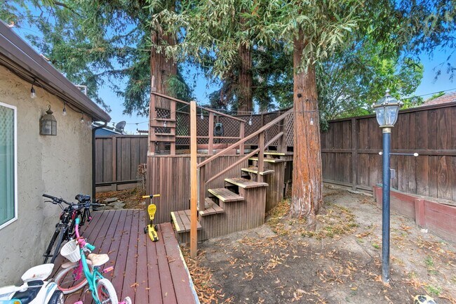 Building Photo - Welcome to elegant living in the heart of ...