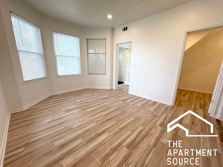 Building Photo - 3140 N Kimball Ave