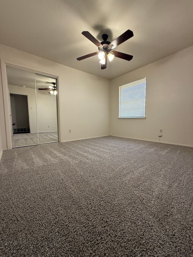 Building Photo - 3/2/2 in ALEDO - BIG YARD - GREAT PRICE!!!