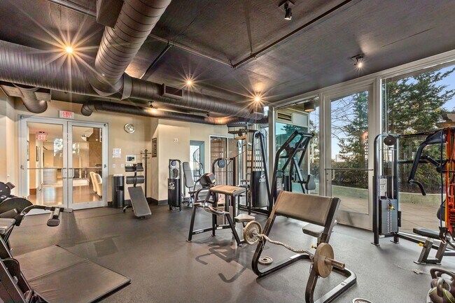 Building Photo - Luxury 28th Floor 2 Bedroom Condo For Leas...