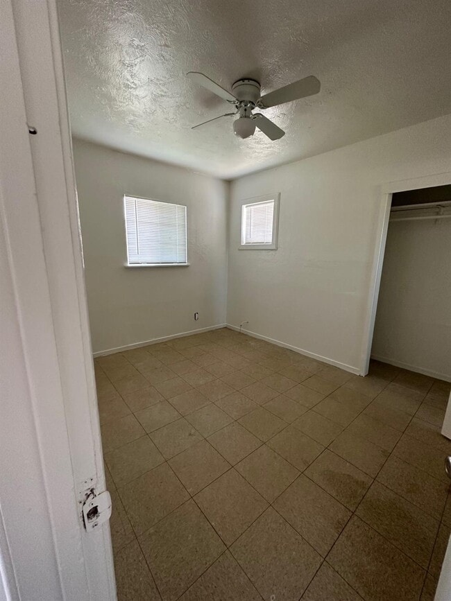 Building Photo - 3143 E Clay Ave