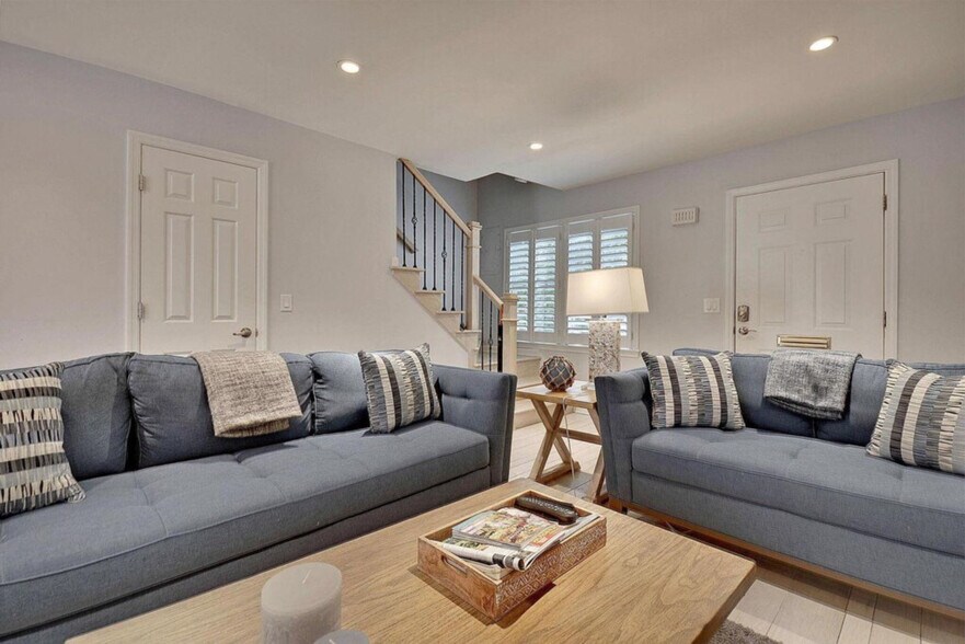 Building Photo - 169 1/2 King St