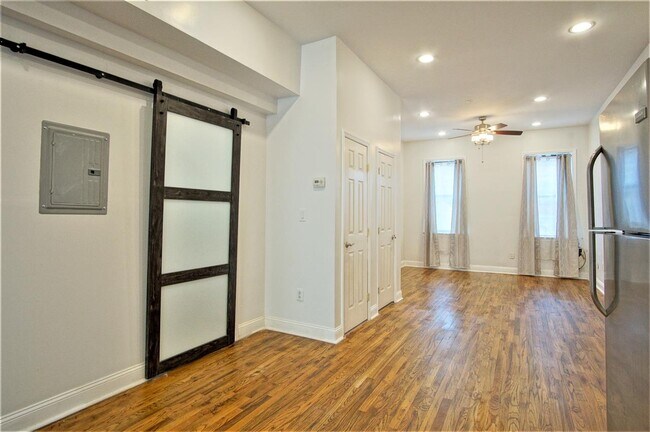 Building Photo - 356 Varick St