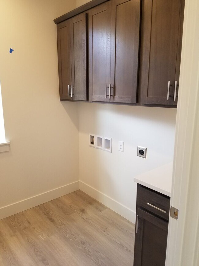 Building Photo - 3 Bed 2.5 Bath in Belgrade with attached d...