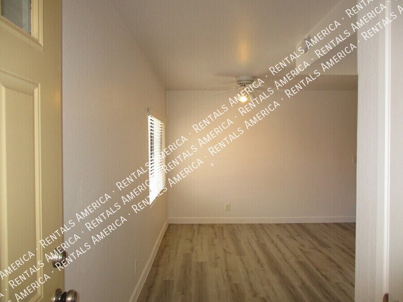 Building Photo - 330 S Beck Ave