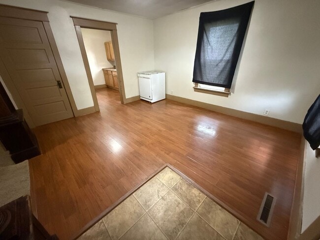 Building Photo - 3 Bed 1 Bath + Bonus Room and Yard