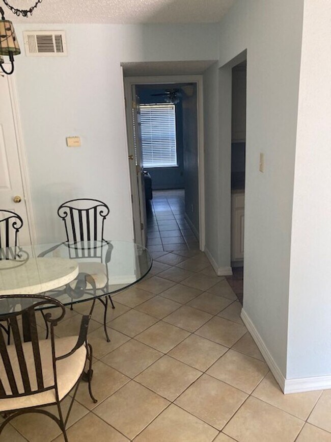 Building Photo - Spacious 1 Bedroom