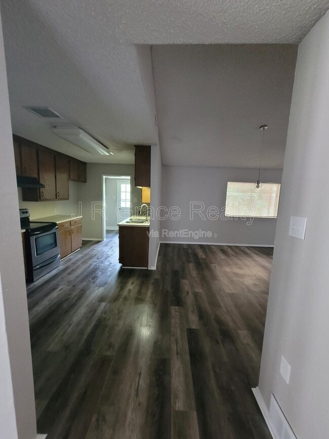 Building Photo - 2225 Charboneau Dr