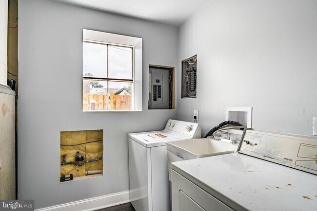 Building Photo - 38 Waverly Ave