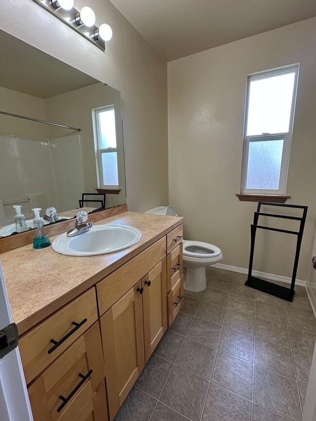 Building Photo - Granite Falls Rambler