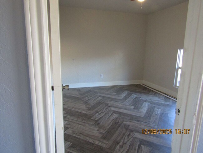 Building Photo - Very nice spacious home! No Carpet!