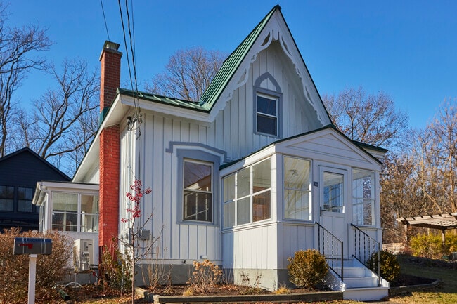 Building Photo - 16 Oak St