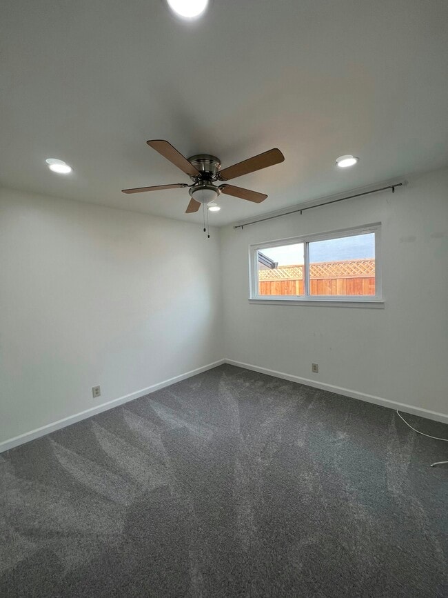 Building Photo - 40458 Landon Ave