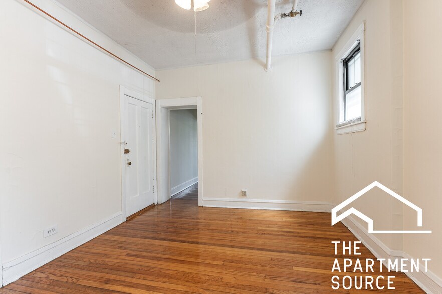 Building Photo - 520 W Cornelia Ave