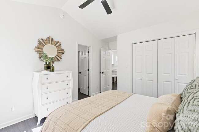 Building Photo - 913 Tennyson Dr