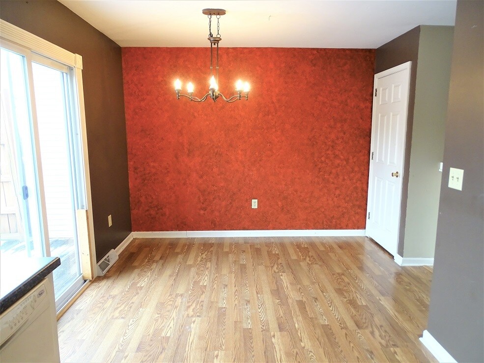 Building Photo - 137 Village Ct