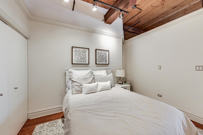 Building Photo - 913 W Van Buren St