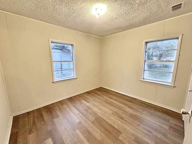 Building Photo - 1860 Woodland Ave SW