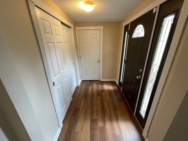 Building Photo - Nice split level home with garage and fenced backyard, Virtual Tour!