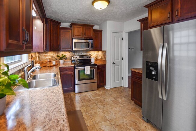 Building Photo - Pet Friendly Three Bedroom with Bonus!